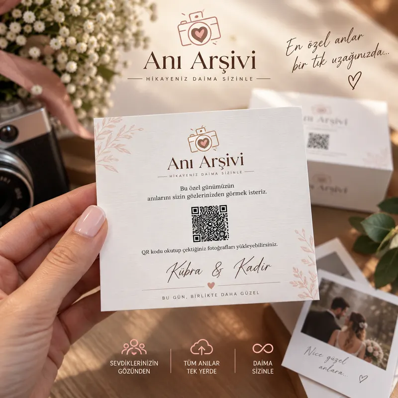 Bir misafir masadaki QR davet kartını eline almış